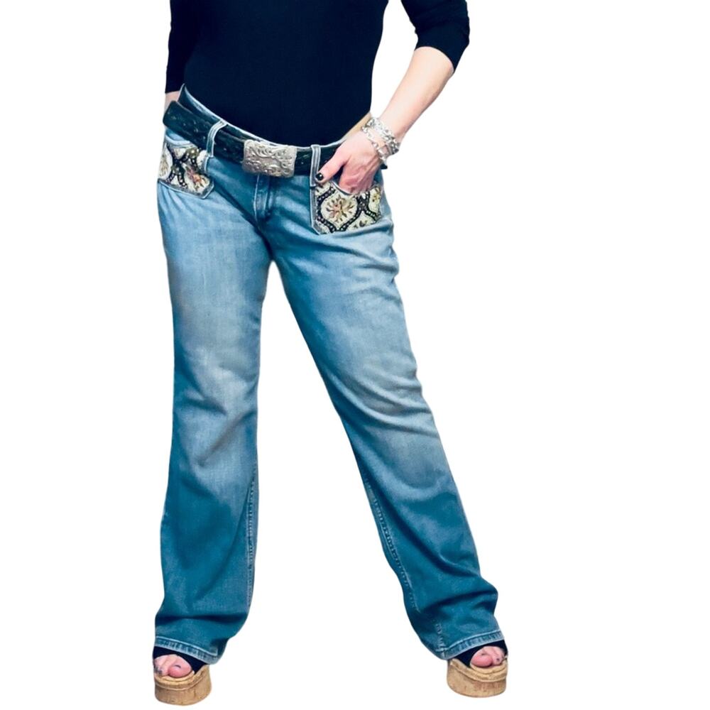Womens Levis Jeans Y2K boot cut low rise, front & back pockets in vntg tapestr